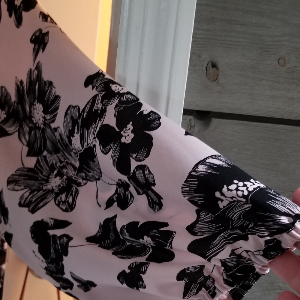 Pink and black v-neck blouse. Ruffled neckline with 3/4 sleeves that have elasti